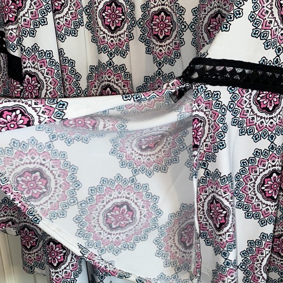 Beautiful bell sleeve blouse - Picture 3 of 7